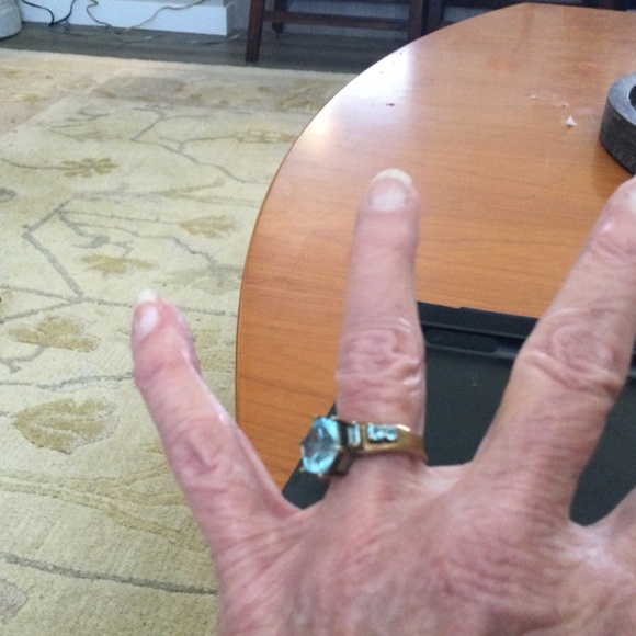 Beautiful Aquamarine Centre Stone with 3 Side Baguettes - Picture 8 of 9